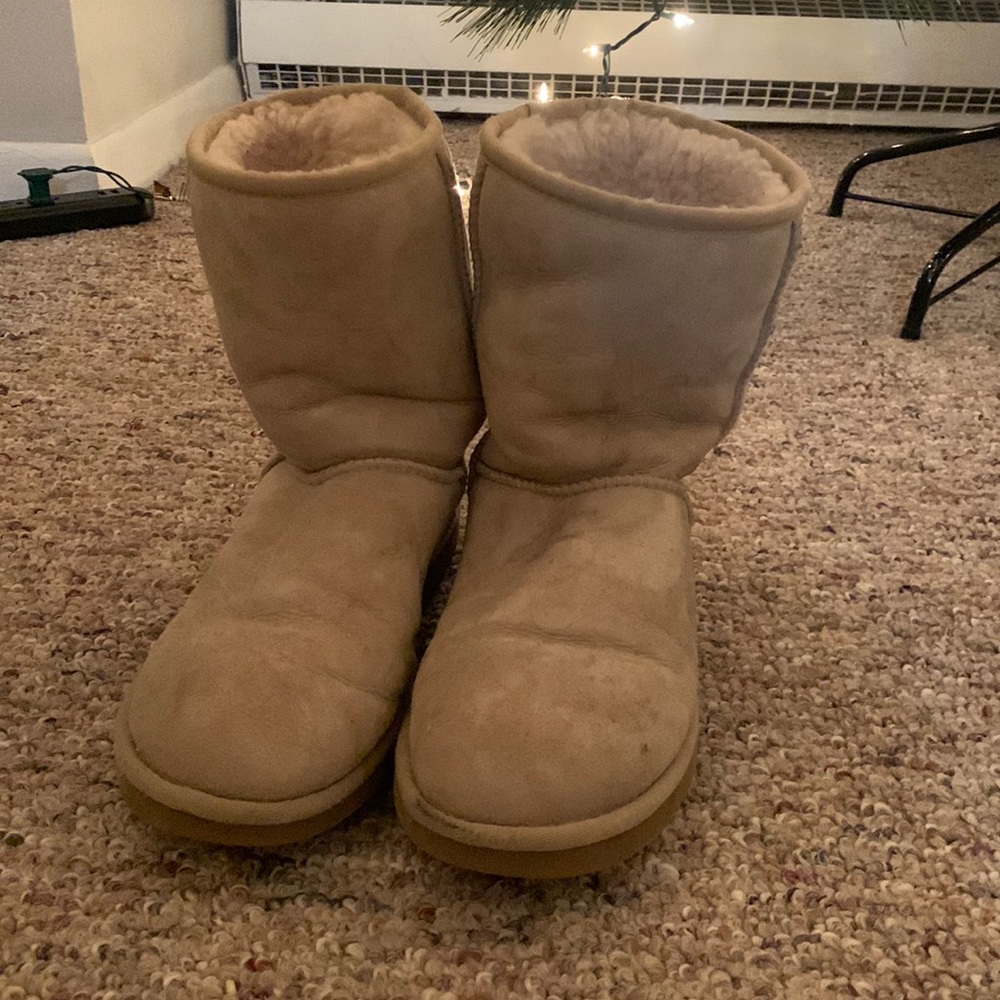 Tan short UGGs size 8 womens